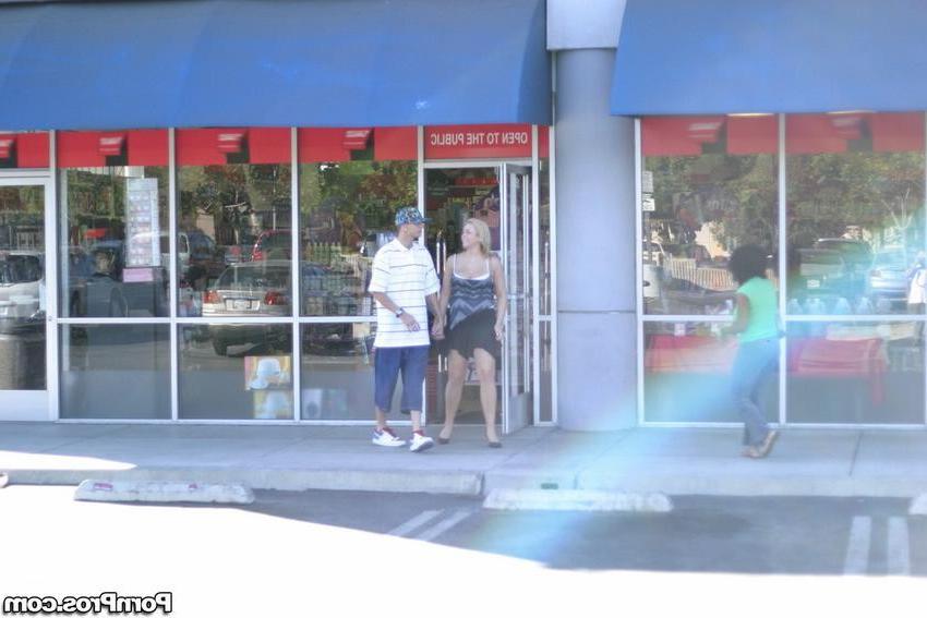 16P blonde girl caught kissing a guy in the parking lot