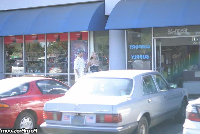 16P blonde girl caught kissing a guy in the parking lot