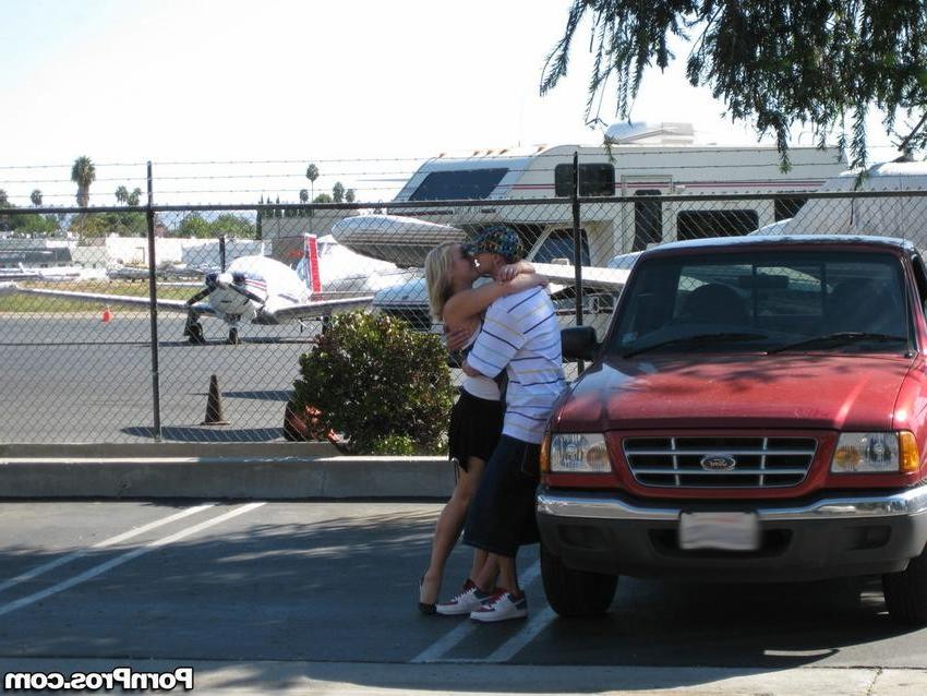 16P blonde girl caught kissing a guy in the parking lot
