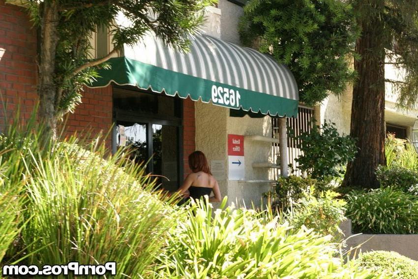 16P redhead girl caught on cam picking up her other guy