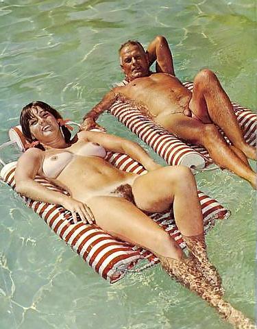 20P Naked couple 32.