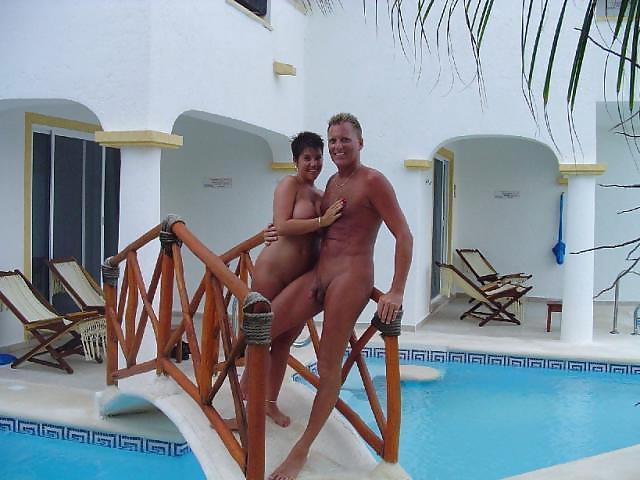 20P Naked couple 32.