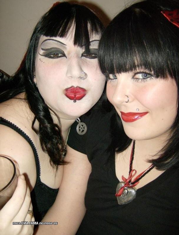 15P Alternative teen emo girlfriends pose for camera in homemade pix