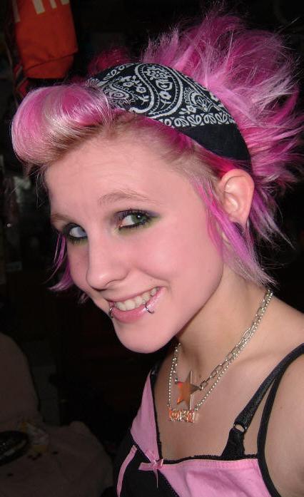 15P Alternative teen emo girlfriends pose for camera in homemade pix