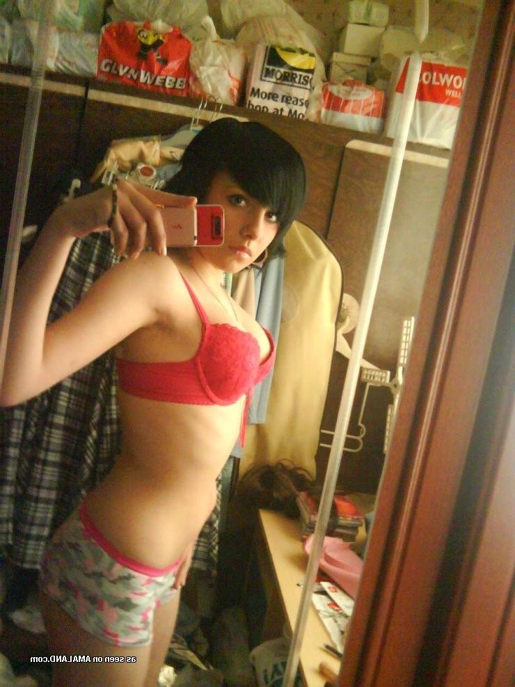 15P Tattooed emo teen girlfriends pose in homemade pix
