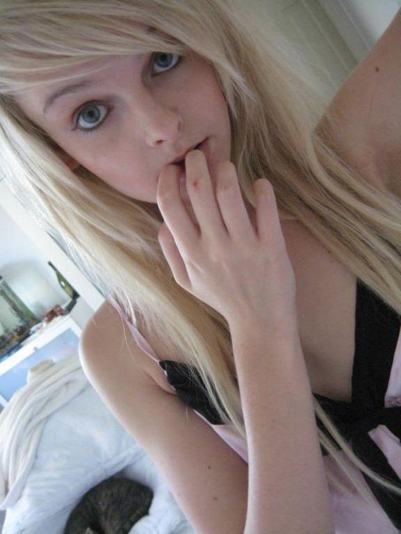20P Leaked homemade naked photos of sexy emo girlfriend
