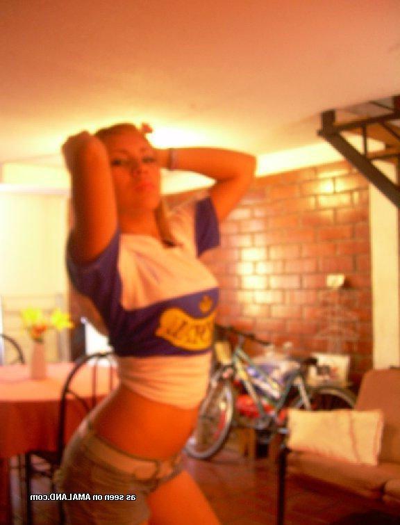 14P Collection of an amateur Spanish chick posing sexy on cam