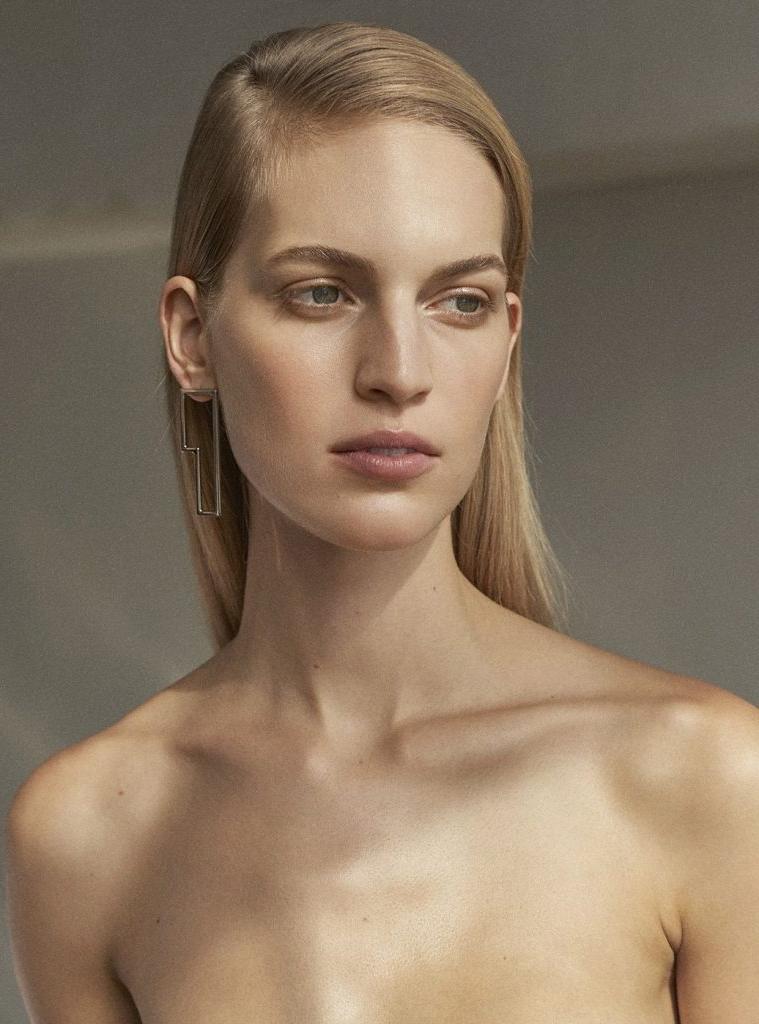5P Vanessa Axente’s Tasteful Boob-Flashing Photoshoot