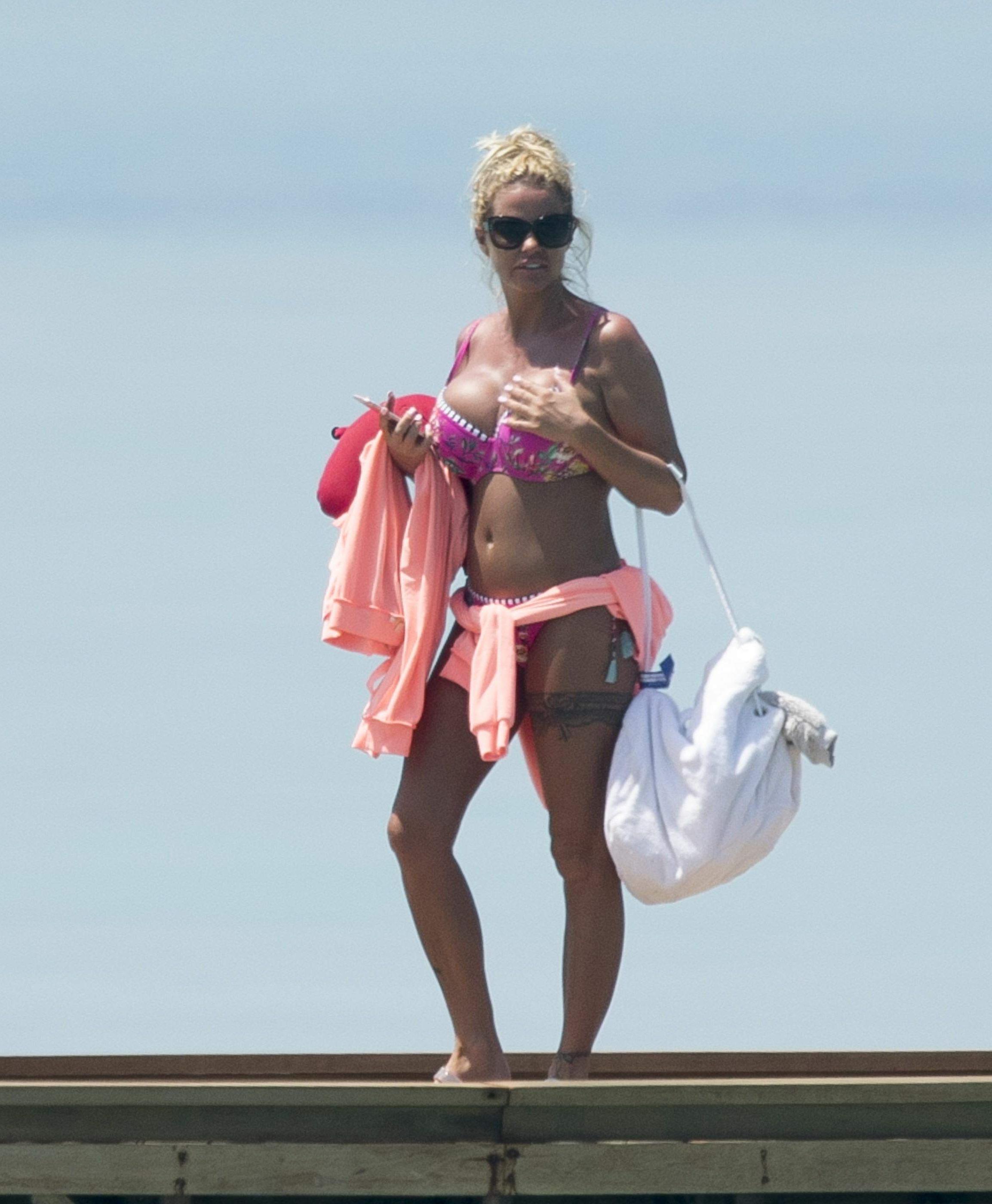 16P Katie Price’s Massive Boobs Enjoy The Sun