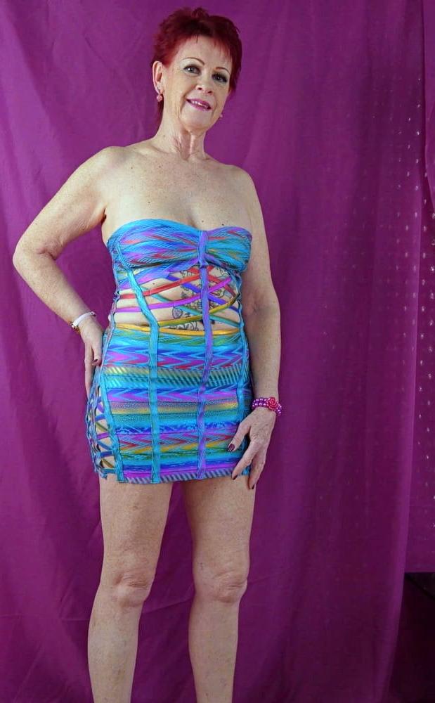 25P Mature Wife Posing 8