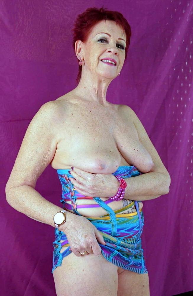 25P Mature Wife Posing 8