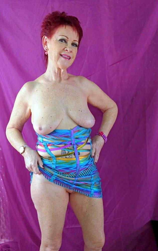 25P Mature Wife Posing 8