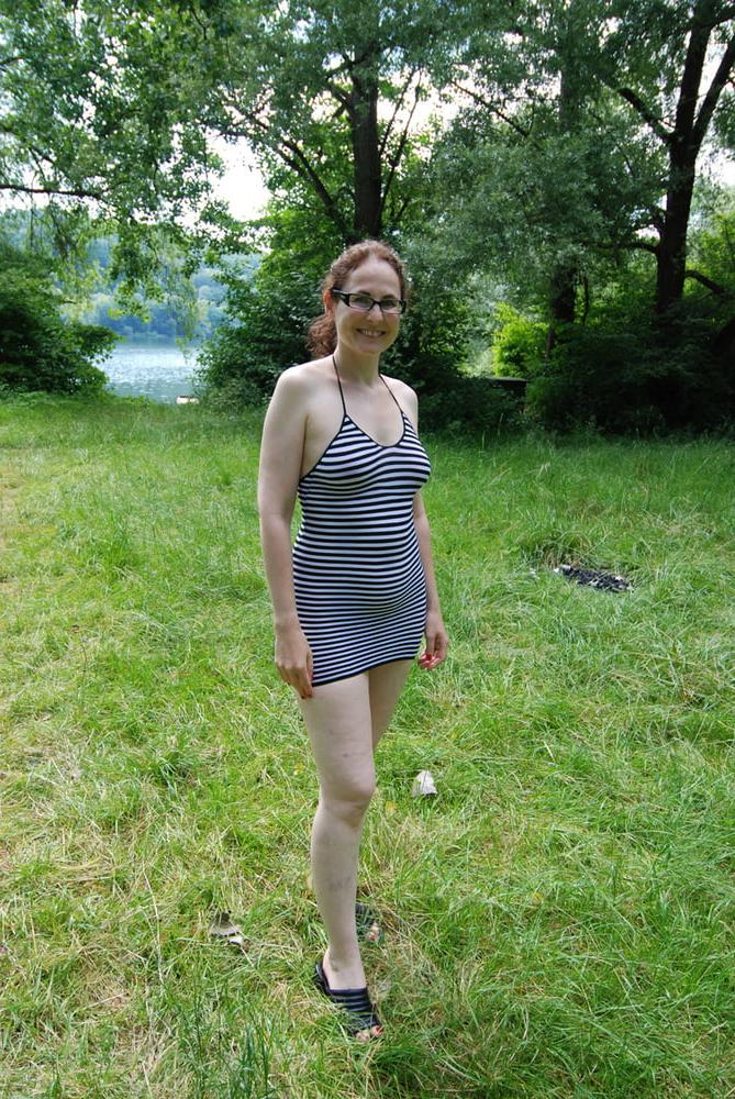 25P Brunette wife shows it all !