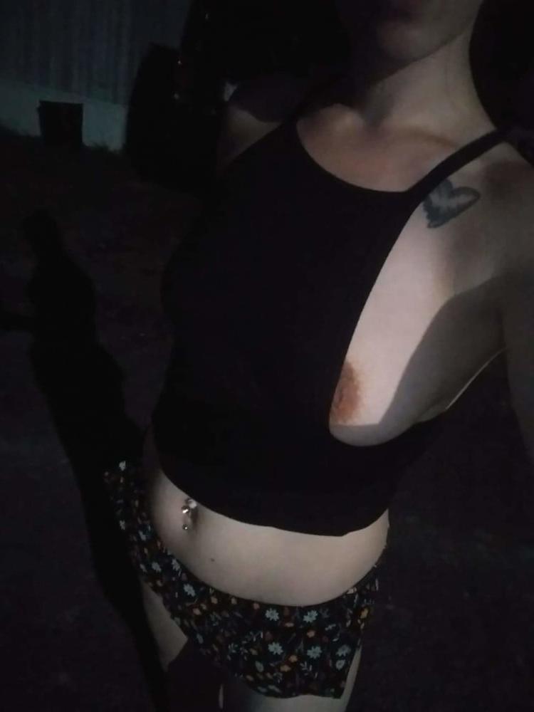 25P Sexy young wife flashing