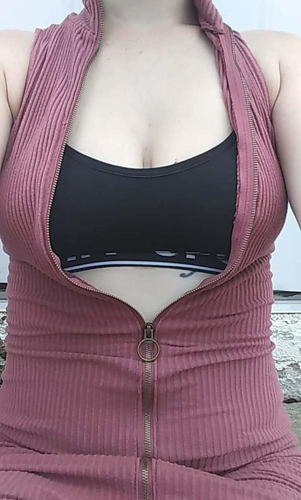 25P Sexy young wife flashing