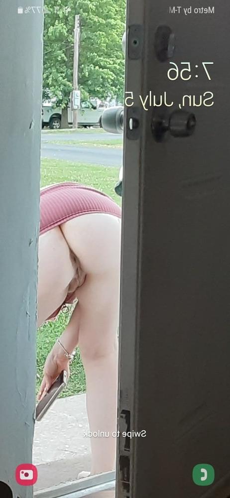 25P Sexy young wife flashing
