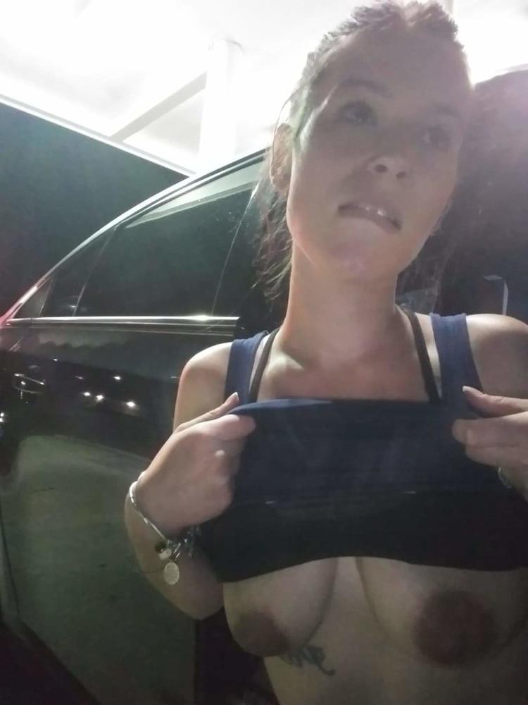 24P Amateur young wife flashing in public