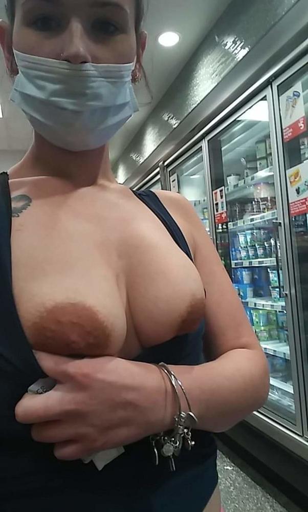 24P Amateur young wife flashing in public