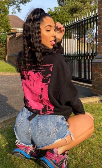 25P Beautiful Teen Chav Cum Slut Curvy Body Big Ass Gorgeous Tit