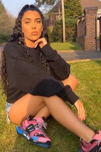 25P Beautiful Teen Chav Cum Slut Curvy Body Big Ass Gorgeous Tit