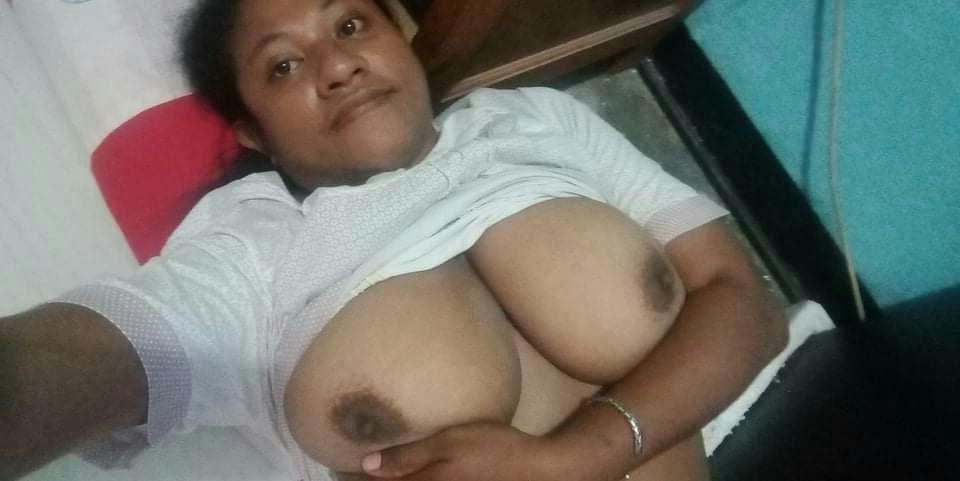 8P PNG milf shows her boobs