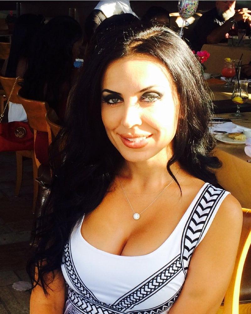 25P Smoking Hot Armenian Milf Mary
