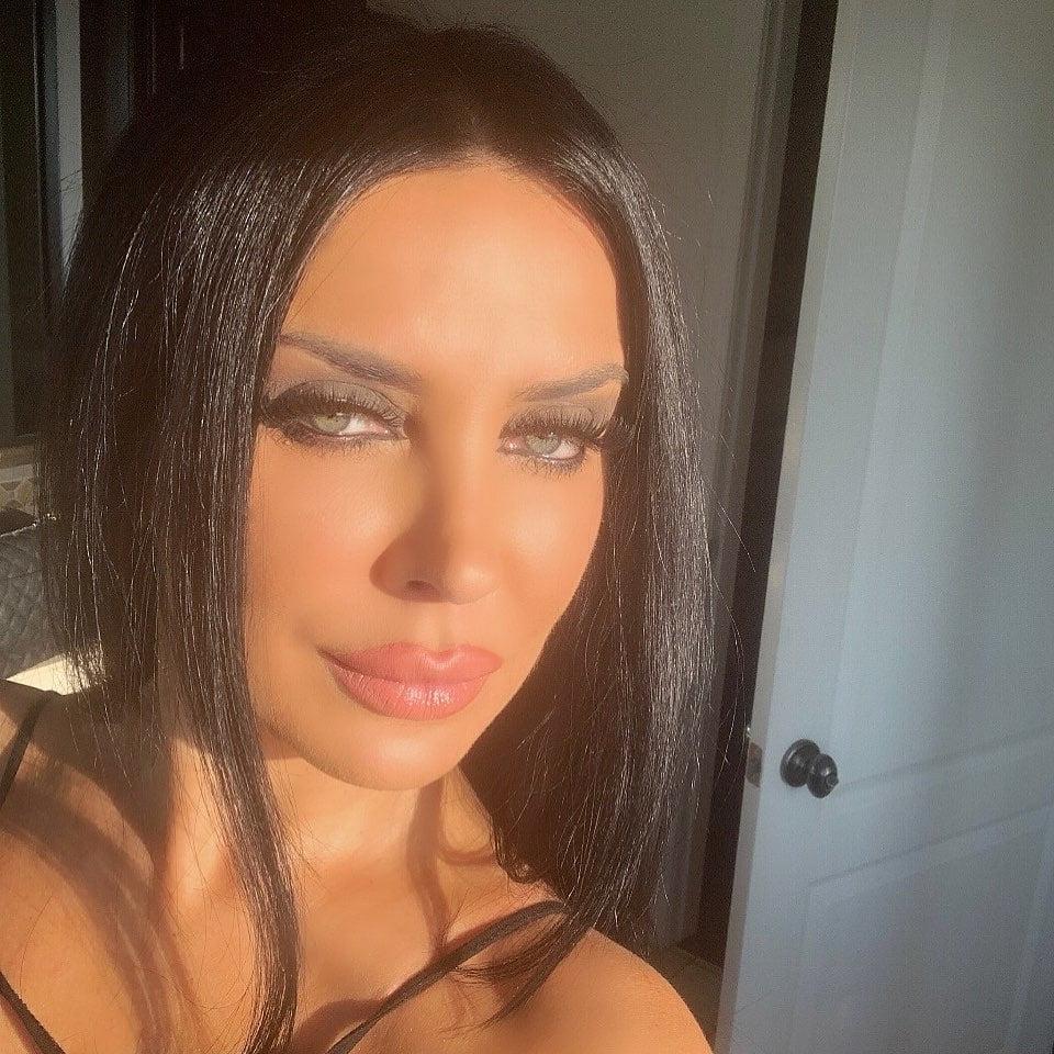 25P Smoking Hot Armenian Milf Mary