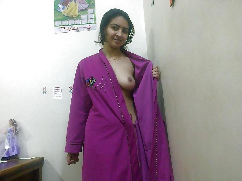 20P indian tenn taking nude self shot