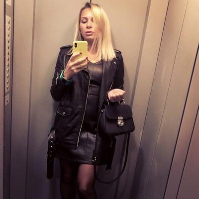 22P Sluts make selfie in elevator