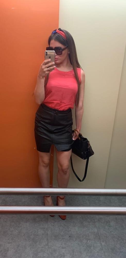 22P Sluts make selfie in elevator