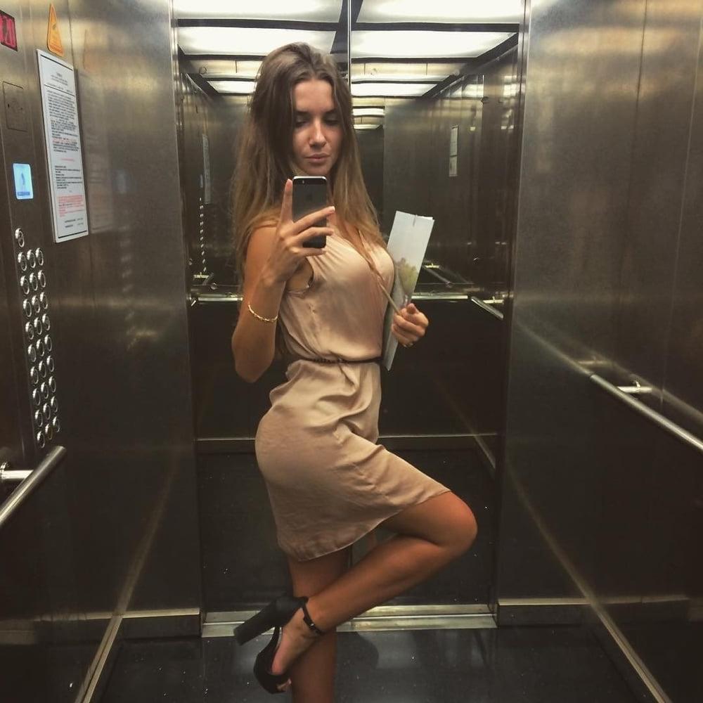 22P Sluts make selfie in elevator