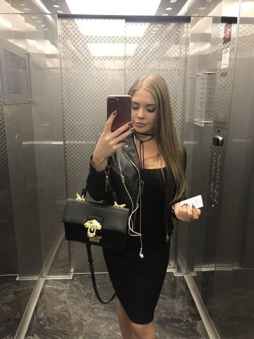 22P Sluts make selfie in elevator