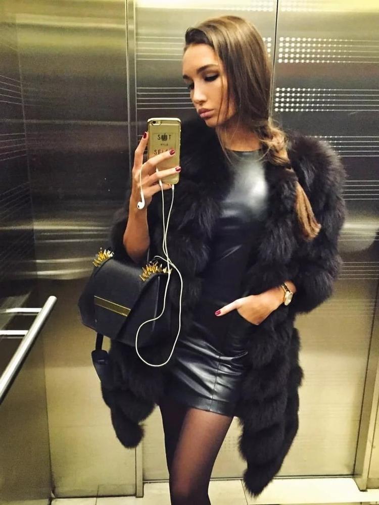 22P Sluts make selfie in elevator