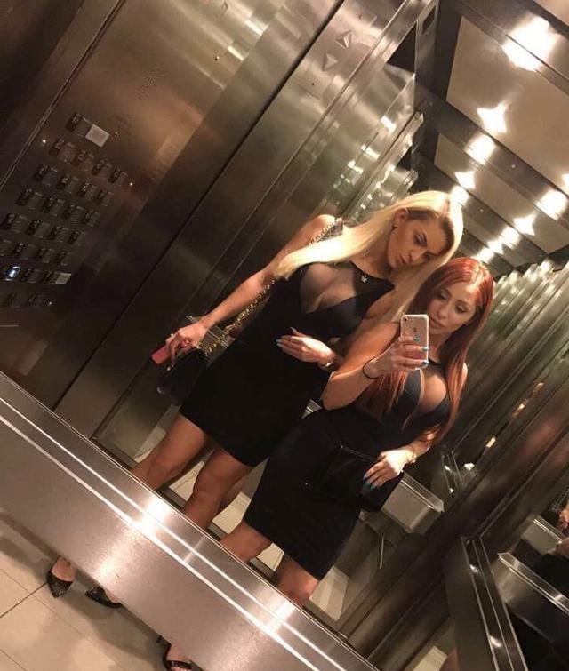 22P Sluts make selfie in elevator