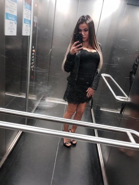 22P Sluts make selfie in elevator