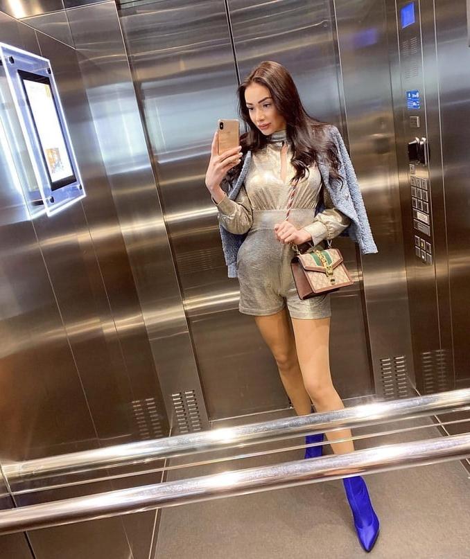 22P Sluts make selfie in elevator