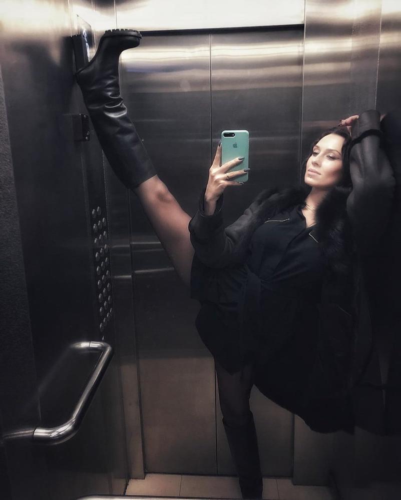 22P Sluts make selfie in elevator