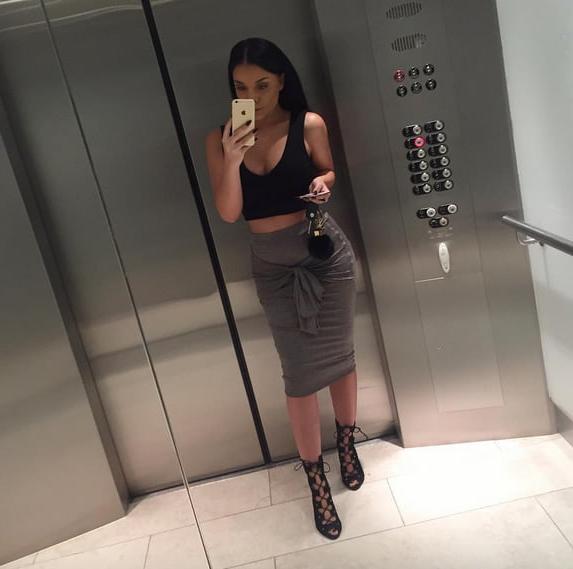22P Sluts make selfie in elevator