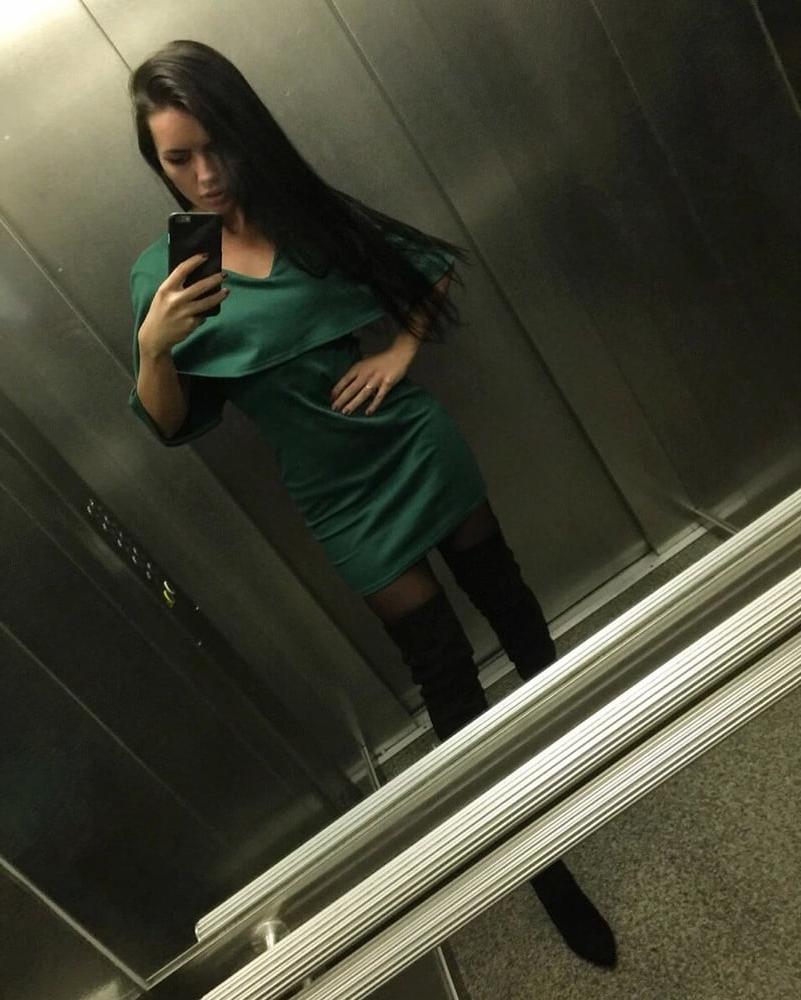 22P Sluts make selfie in elevator