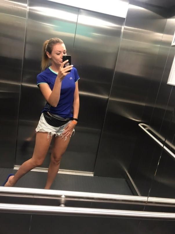 22P Sluts make selfie in elevator