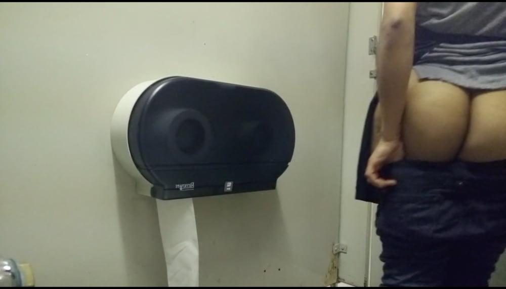 12P Toilet Spy - Big Brown Ass