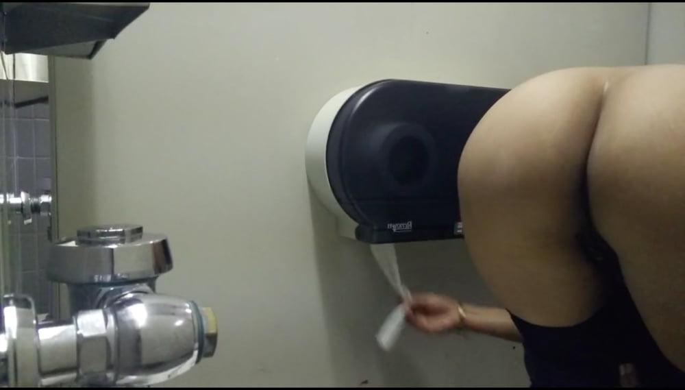 12P Toilet Spy - Big Brown Ass