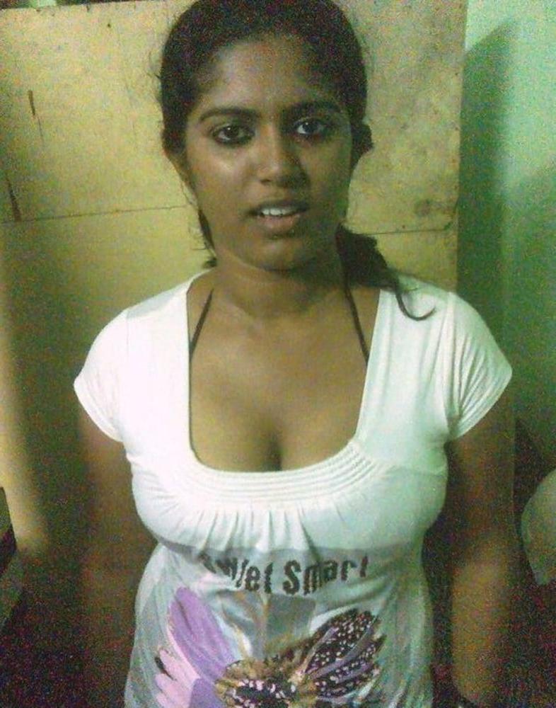 17P Indian wife showing her big boobs