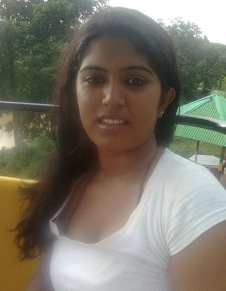 17P Indian wife showing her big boobs