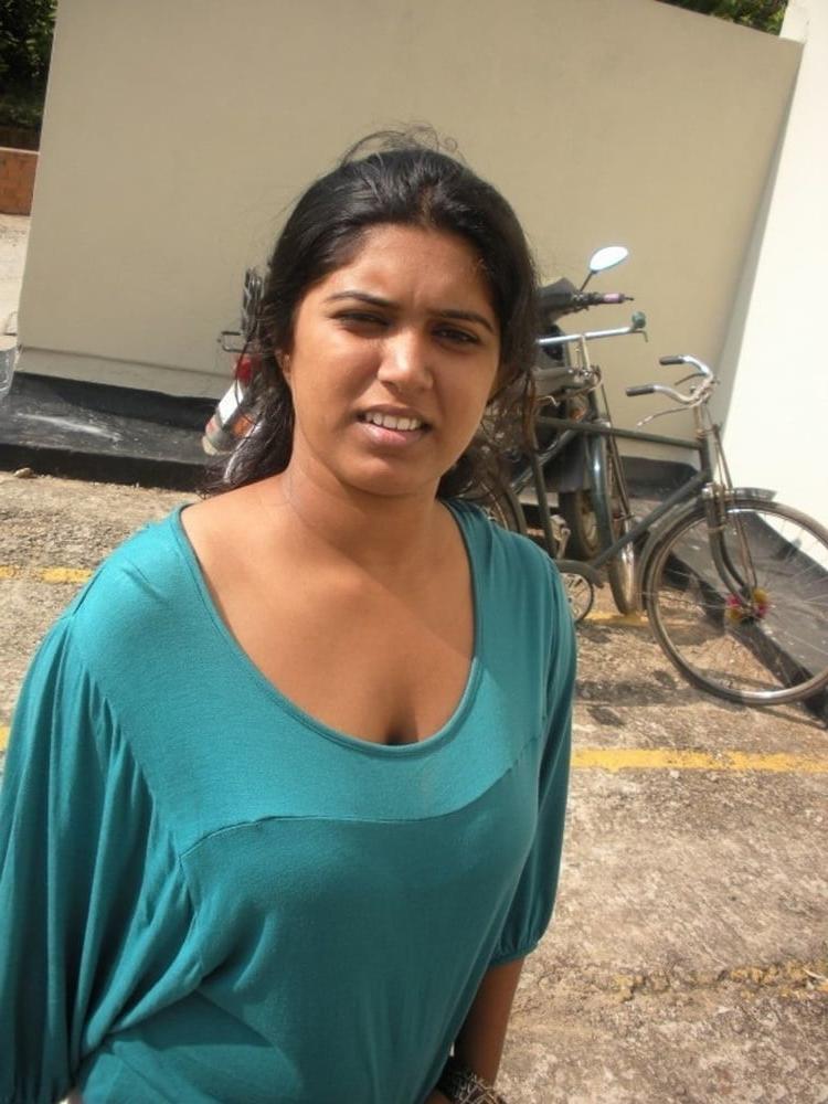 17P Indian wife showing her big boobs