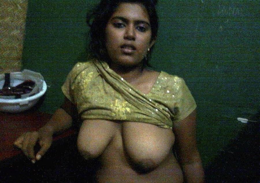 17P Indian wife showing her big boobs