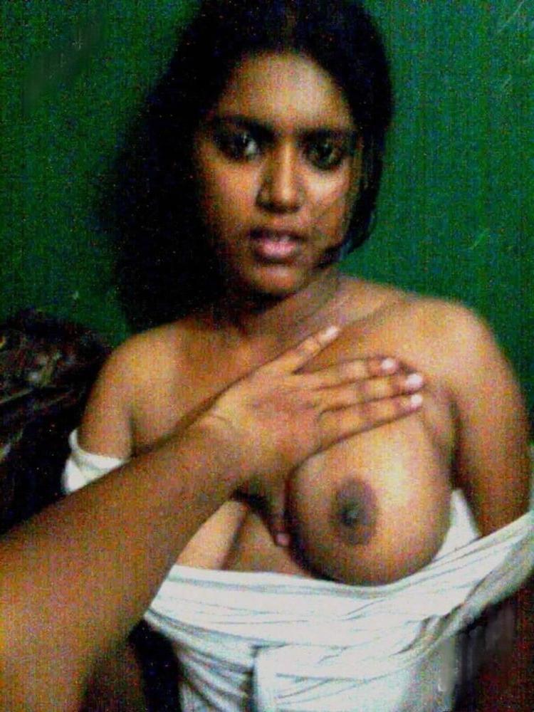 17P Indian wife showing her big boobs