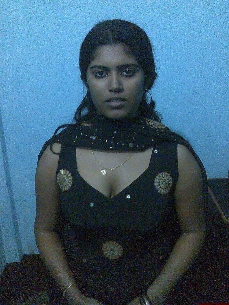 17P Indian wife showing her big boobs