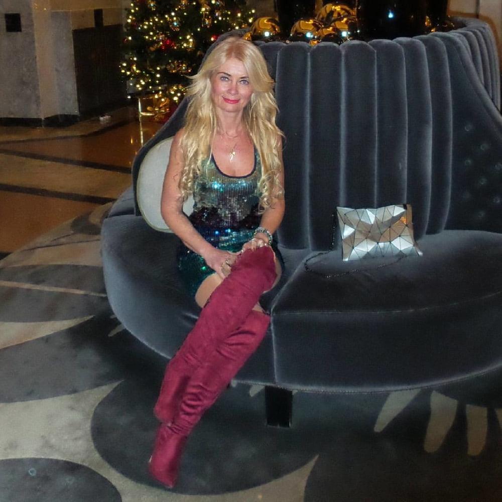 25P Mature, Old, Married Woman in Nylons