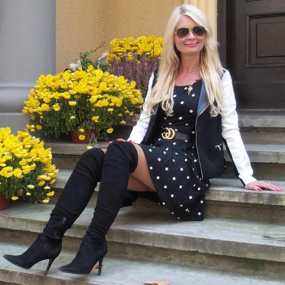 25P Mature, Old, Married Woman in Nylons